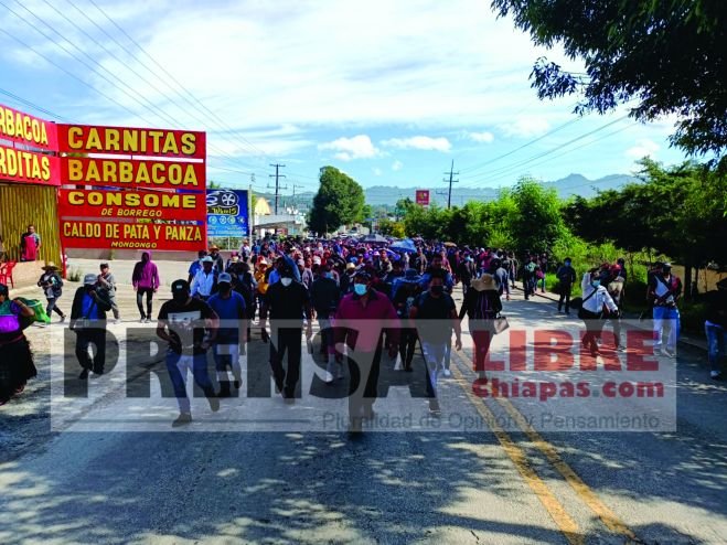 Vendedores ambulantes marchan para pedir que se construya un mercado de artesanías