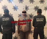 Detienen a conductor por tirar escombro en humedales