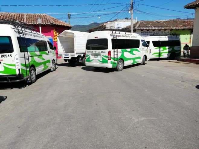 Transportistas concesionados bloquean en Teopisca