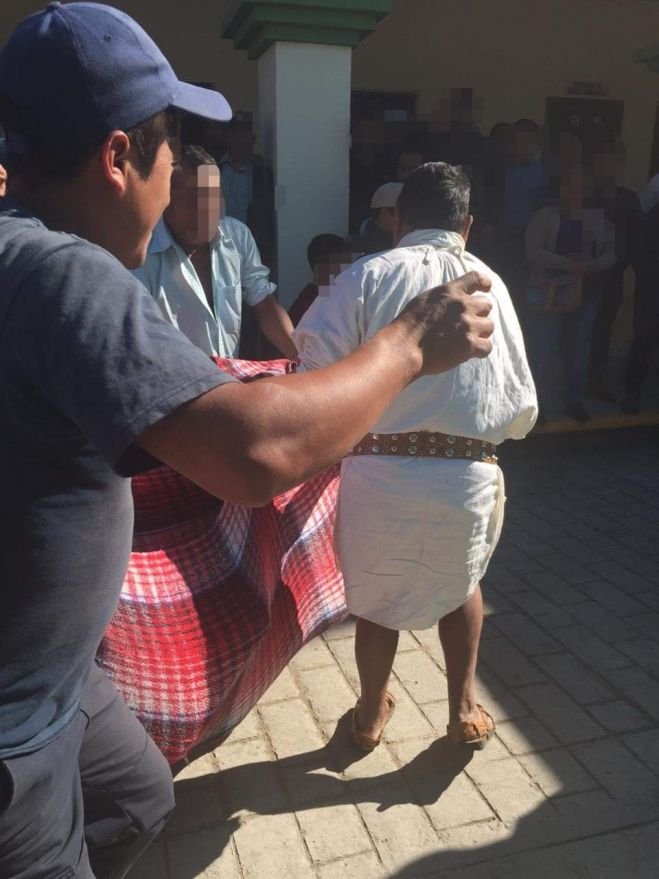 Pobladores enardecidos detienen y golpean a polic&iacute;as municipales de Chenalh&oacute;