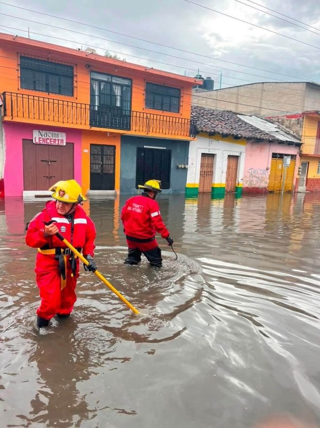 Bomberos atienden inundaci&oacute;n en Diagonal Ram&oacute;n Larr&aacute;inzar
