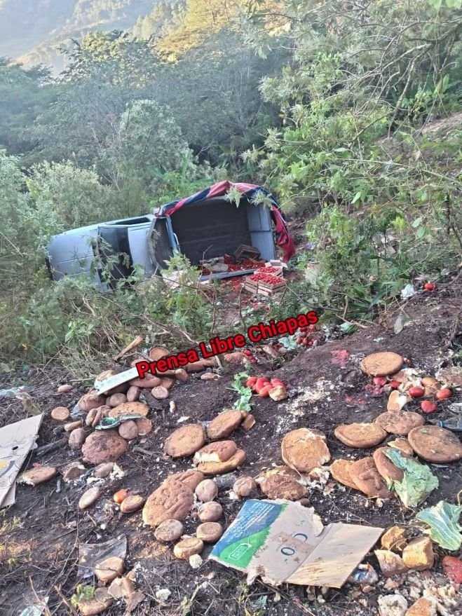 Vuelca vehículo con frutas en Oxchuc