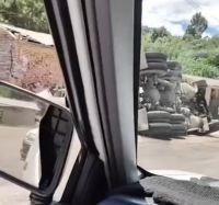 Vuelca revolvedora de concreto en peligrosa curva de Chamula