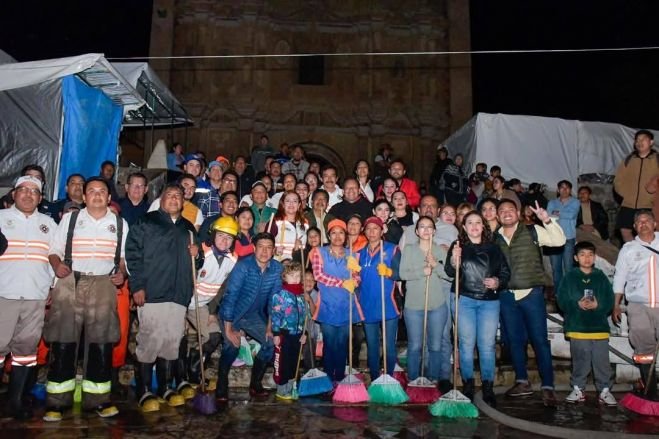 Limpian la fachada de Santo Domingo en San Cristóbal de Las Casas