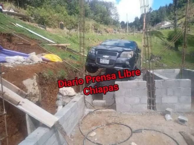 Veh&iacute;culo cae en obra tras perder el control en Chamula