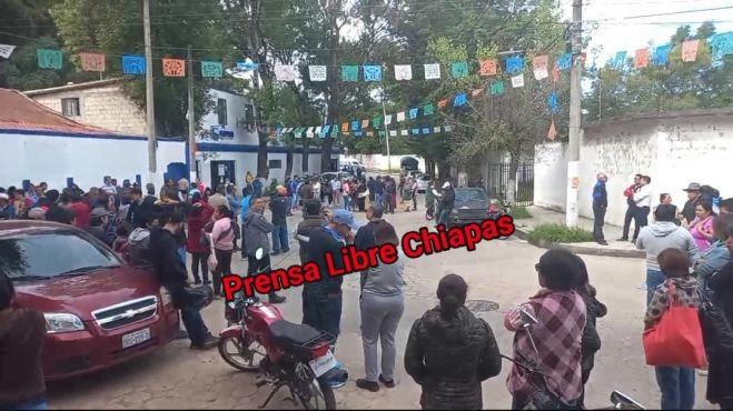 Habitantes se manifiestan afuera de Sapam y cierran vialidad