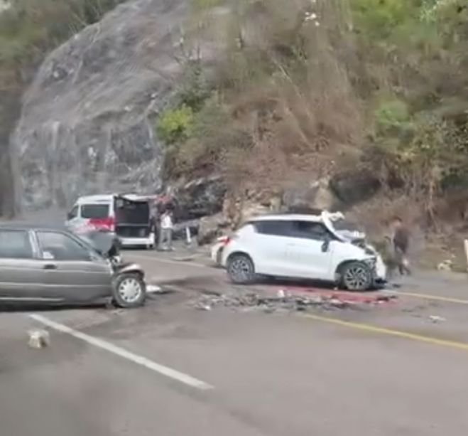 Choque frontal en la carretera de cuota deja dos muertos y tres lesionados