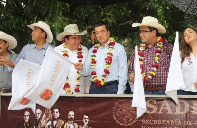 Constata Rutilio Escandón entrega de apoyos del programa Crédito Ganadero a la Palabra