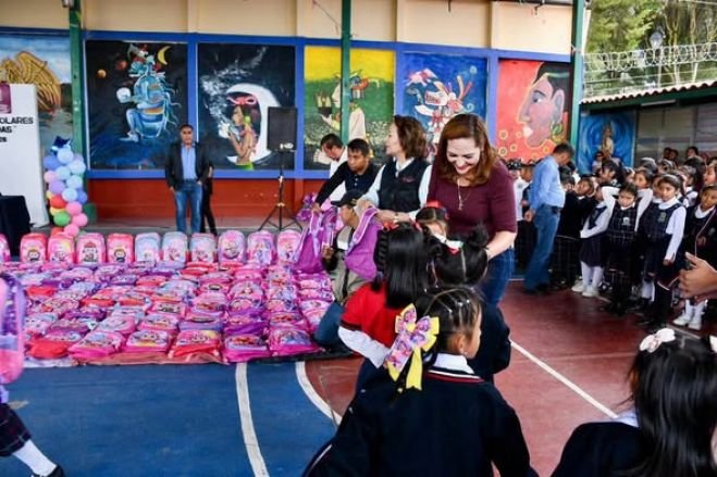 Fortalecen educación con entrega de mochilas y útiles escolares en el barrio de Cuxtitali