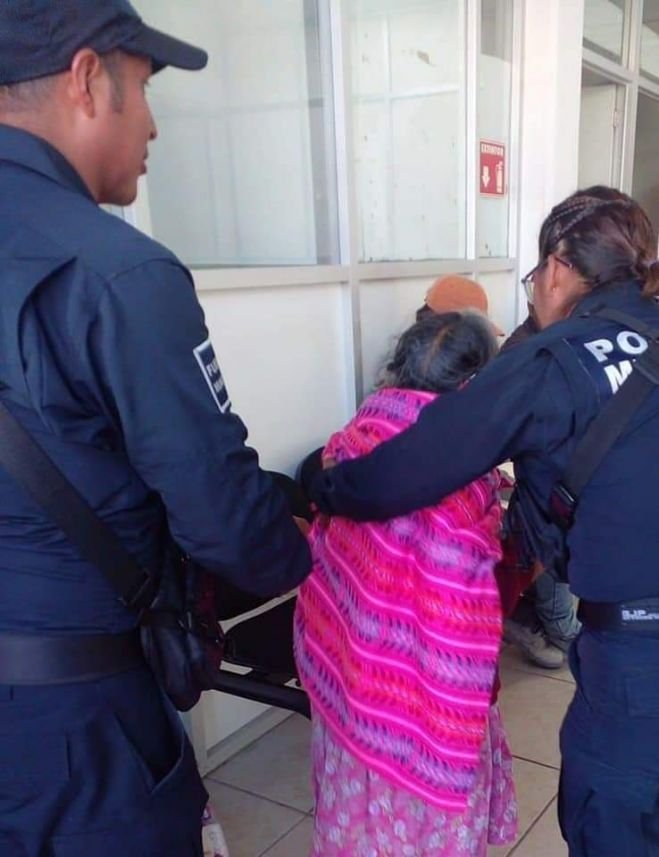 Policias ayudan mujer de la tercera edad