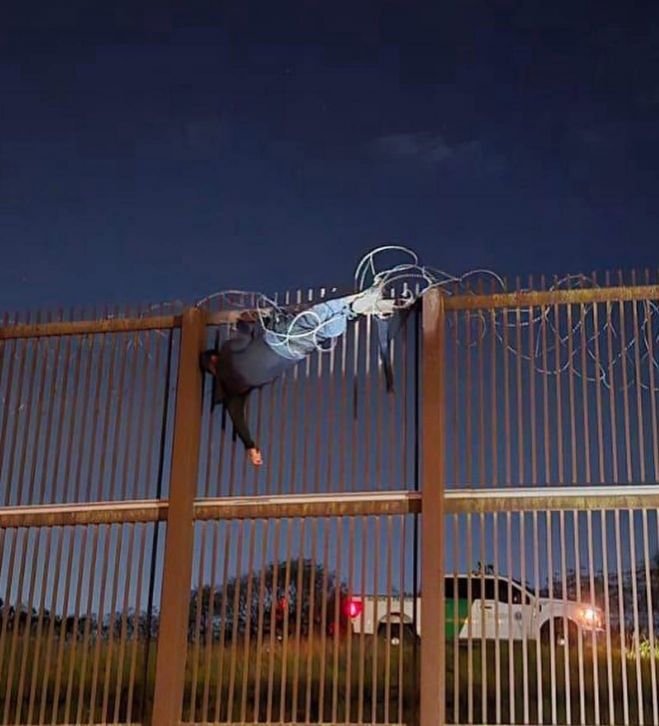 Migrante queda atrapada en lo alto del muro fronterizo mientras intentaba ingresar a Estados Unidos