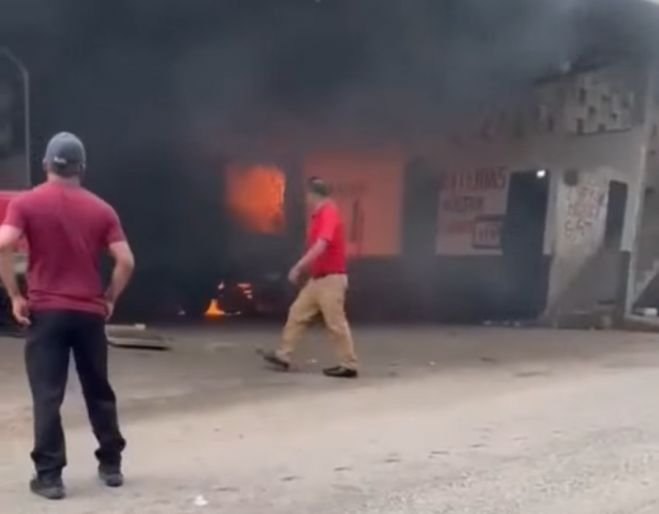Se incendia camioneta en Chenalh&oacute;