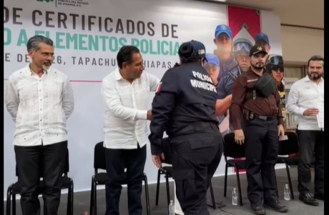 Eduardo Ramírez entrega certificados de bachillerato a policías de seis municipios