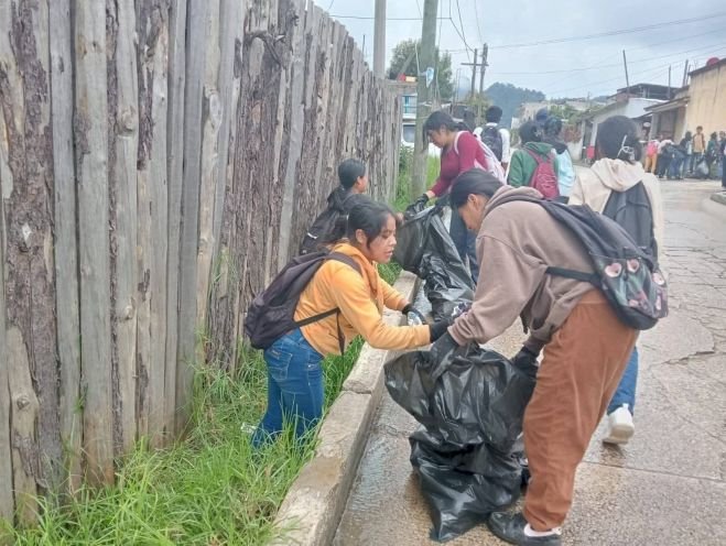 Realizan normalistas campaña de limpieza en Zinacantán