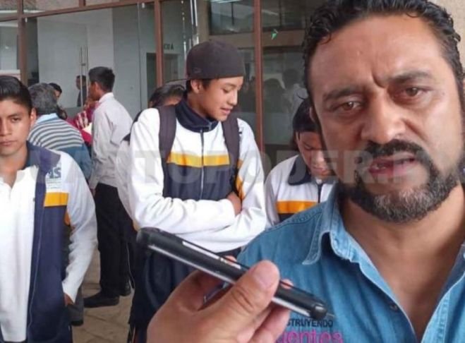 Maestros y alumnos de telesecundaria piden apoyo a las autoridades para tener aulas dignas