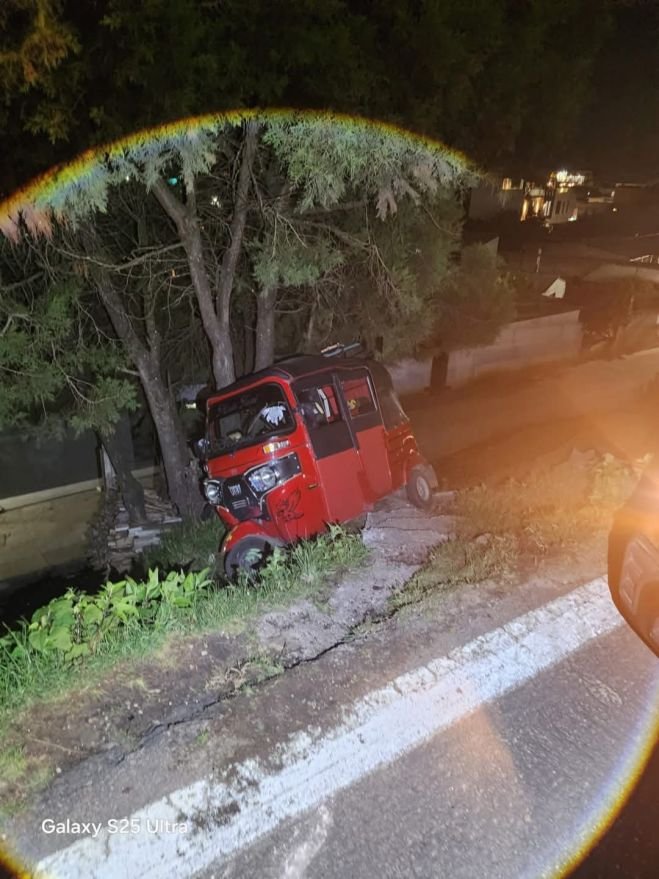 Mototaxi cae a un barranco en Teopisca