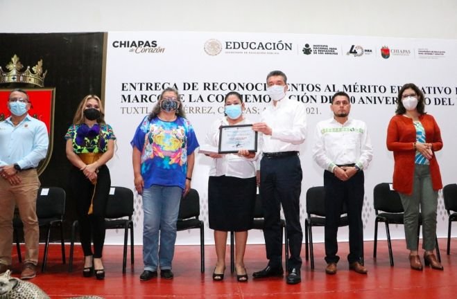 Rutilio Escand&oacute;n y titular del INEA reconocen a quienes luchan contra el rezago educativo en Chiapas