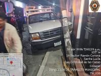 Se movilizan elementos de la Direcci&oacute;n de Tr&aacute;nsito Municipal tras aparatoso accidente m&uacute;ltiple en el barrio de Santa Luc&iacute;a 