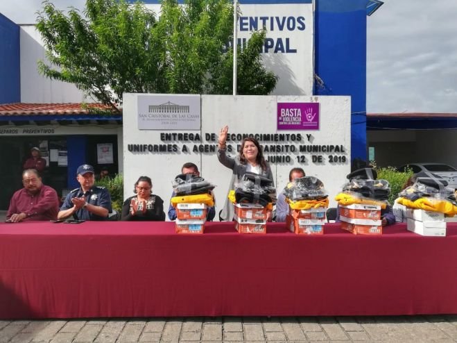 ENTREGAN RECONOCIMIENTOS Y UNIFORMES A AGENTES DE TR&Aacute;NSITO MUNICIPAL