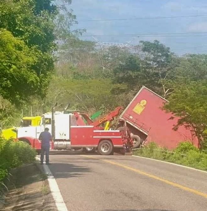 VOLCADURA DE TRÁILER AFECTA TRÁNSITO EN TRAMO SALINA CRUZ - HUATULCO 