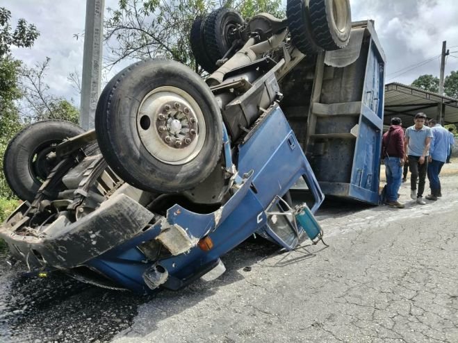 Volteo cargado de arena vuelca en Tenejapa