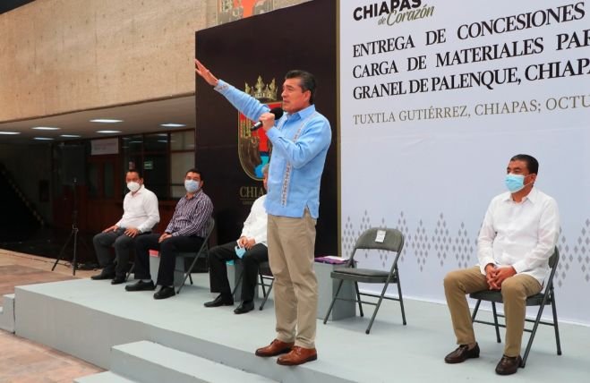 ENTREGA RUTILIO ESCAND&Oacute;N CONCESIONES EN LA MODALIDAD DE CARGA A TRANSPORTISTAS DE PALENQUE