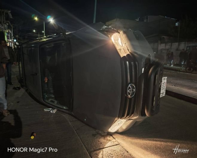 Accidente vial provoca volcadura en el Barrio María Auxiliadora