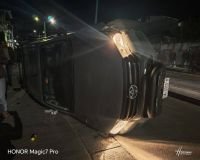 Accidente vial provoca volcadura en el Barrio María Auxiliadora