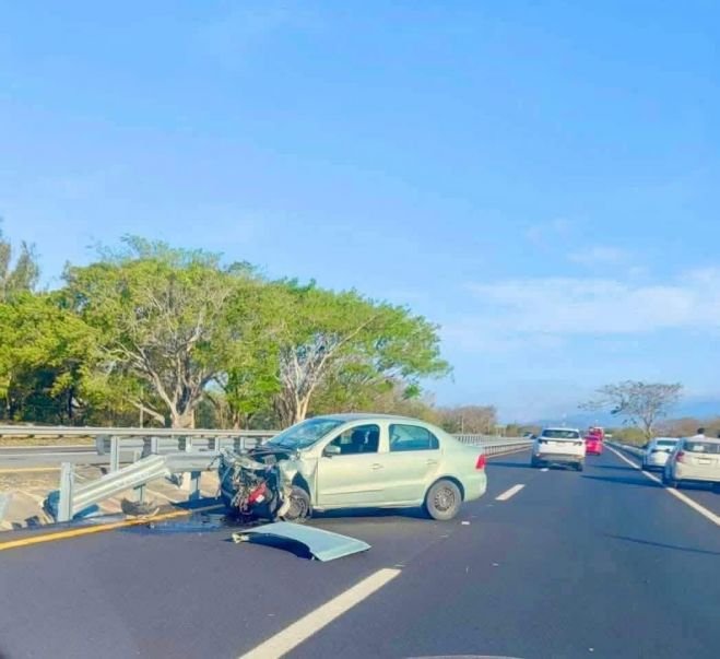 Veh&iacute;culo se impacta contra valla en carretera Tonal&aacute; &ndash; Arriaga