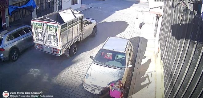Familiares solicitan información para identificar al conductor de un vehículo Nissan presuntamente involucrado en el atropellamiento de dos personas.