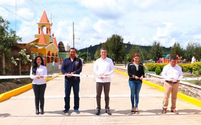 EN LAS MARGARITAS, RUTILIO ESCANDÓN ENCABEZA INAUGURACIÓN DE CALLES CON CONCRETO HIDRÁULICO