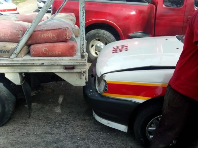 Colisión vehicular deja daños materiales
