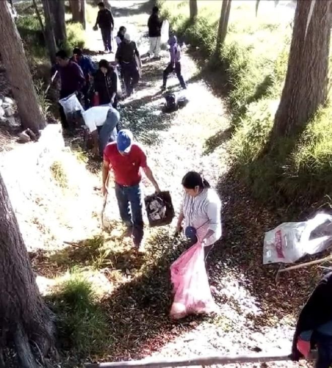 Habitantes de la zona sur de San Cristóbal de Las Casas realizan limpieza en arroyo