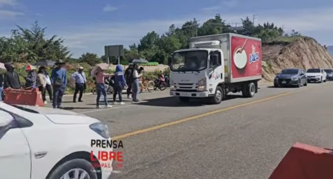 Maestros del CCL realizan boteo en el km 46 para apoyar plantón en CDMX
