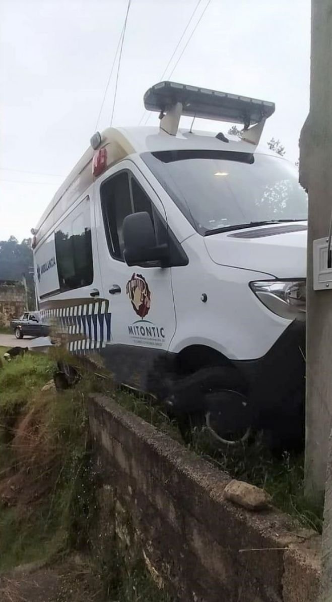 Ambulancia de Protección Civil a punto de irse al voladero