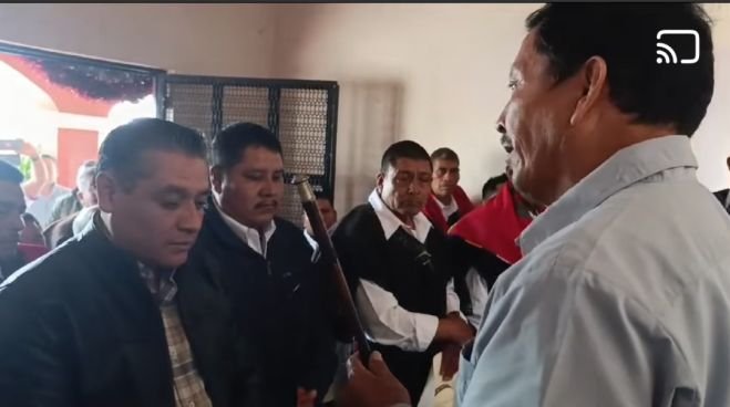 Recibe bastón de mando presidente por usos y costumbres de Amatenango del Valle