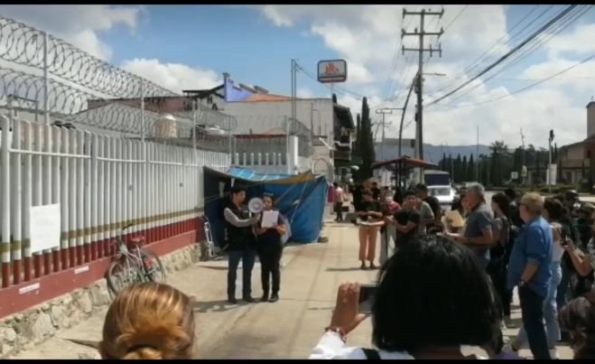 Colectivos y organizaciones se manifiesta en el INM de San Cristóbal