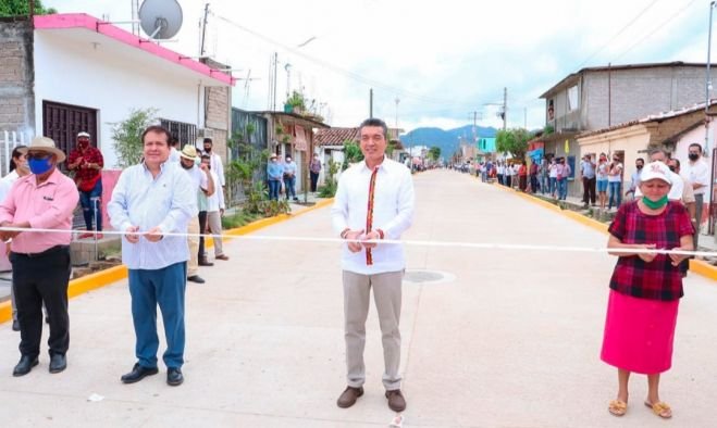 Inaugura Rutilio Escandón pavimentación con concreto hidráulico en Villaflores