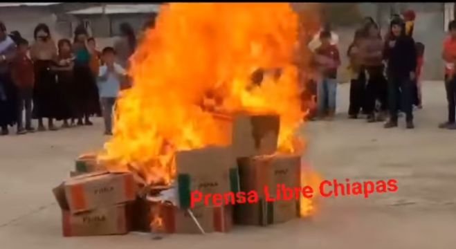 En Zinacantán queman libros de textos gratuitos