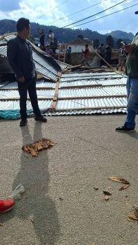 Remolino provoca da&ntilde;os en bodegas del mercado de flores en Zinacant&aacute;n