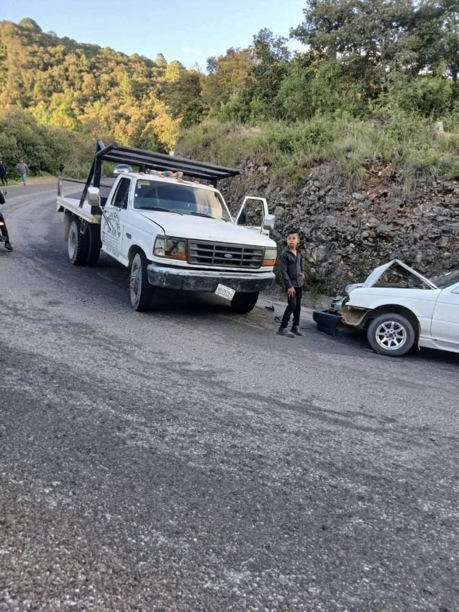 Cami&oacute;n de carga impacta a un Tsuru en Saclamant&oacute;n