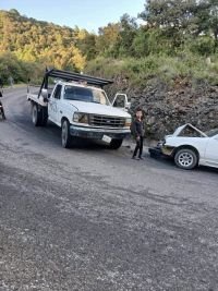 Cami&oacute;n de carga impacta a un Tsuru en Saclamant&oacute;n