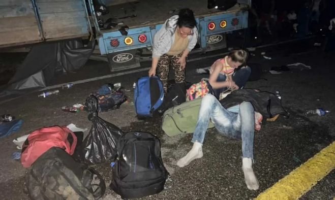 Mientras rescataban a los migrantes heridos, uno de los paramédicos reportó que un vehículo de la Guardia Nacional, que también llegó al lugar, fue agredido por personas con armas de alto poder, quienes presuntamente iban escoltando a los migrantes.