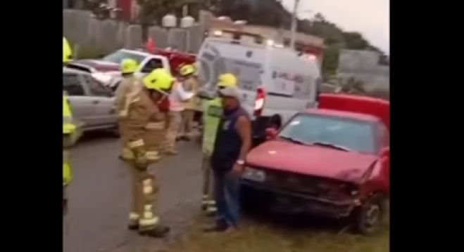 Conductor queda atrapado tras fuerte accidente en San Juan Chamula