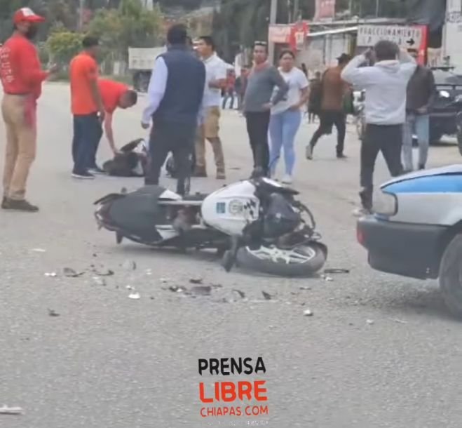 Fuerte movilización policiaca causa accidente 