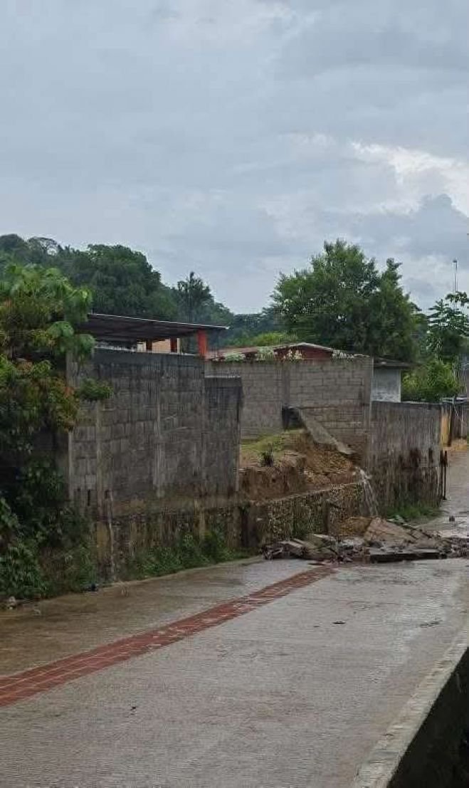 Colapsa barda de una escuela en Pantelhó