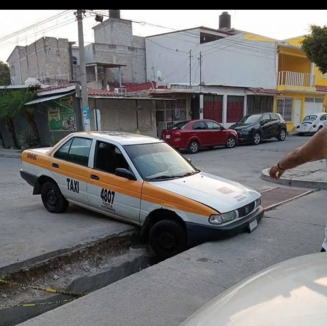 Alcantarilla sin protección provoca accidente a taxi en Tuxtla Gutiérrez