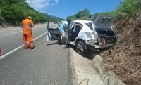 Automovilista pierde el control y termina en la cuneta