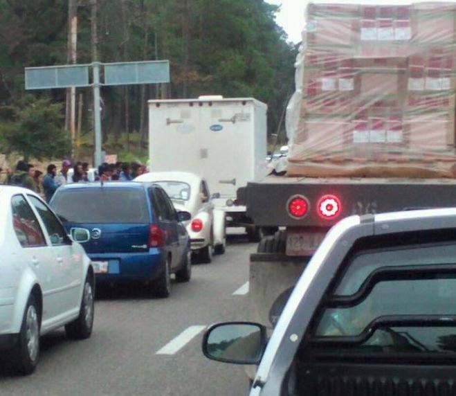 Integrantes de la OCEZ RC realizan bloqueo-boteo en el tramo Amatenango-Teopisca