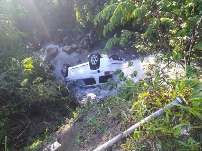 PÁRROCO SUFRE APARATOSA VOLCADURA EN LA VIA #SIMOJOVEL A #BOSQUE CHIAPAS 